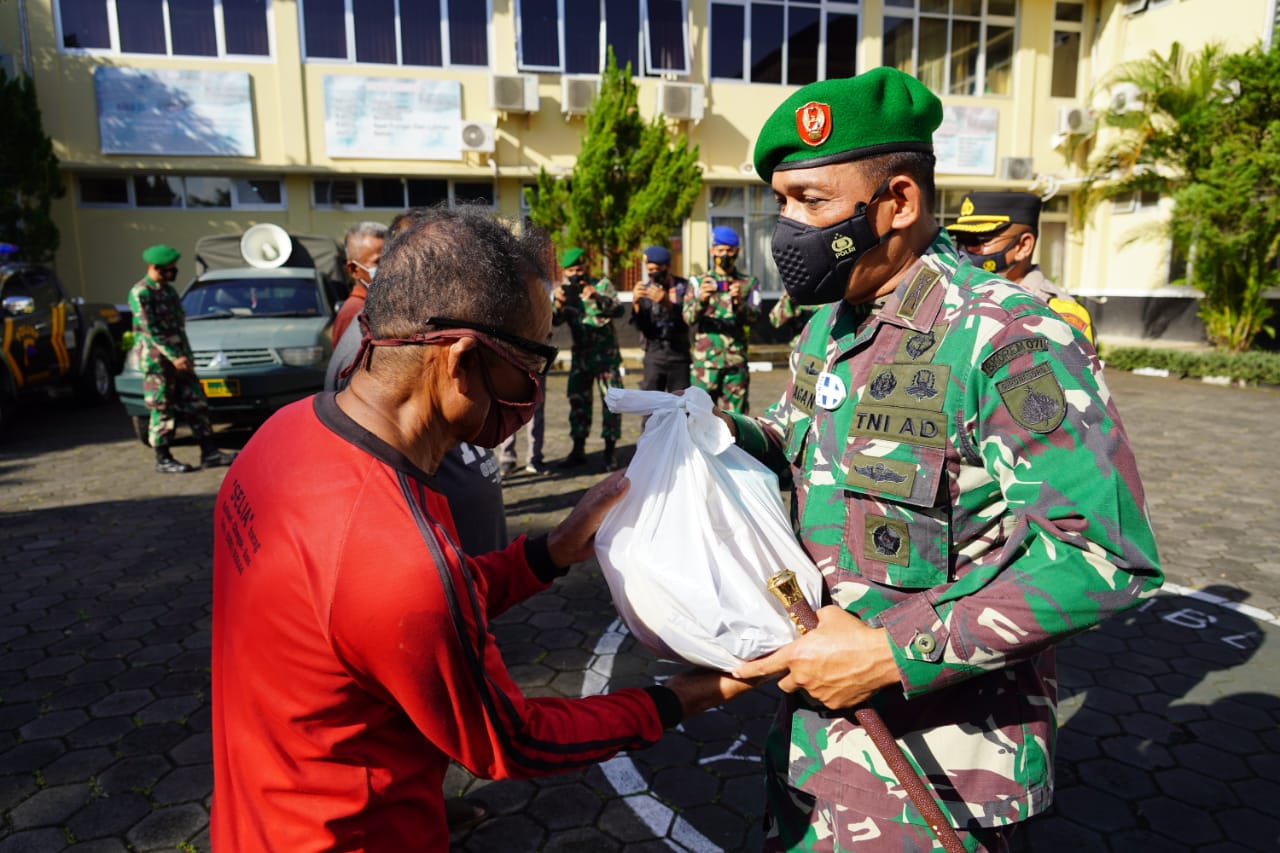 Lagi, Sinergi TNI, Polri dan Elemen Masyarakat Jum’at Barokah Bagikan Sembako